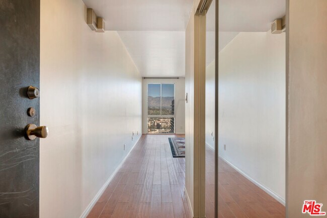 Building Photo - 800 W 1st St