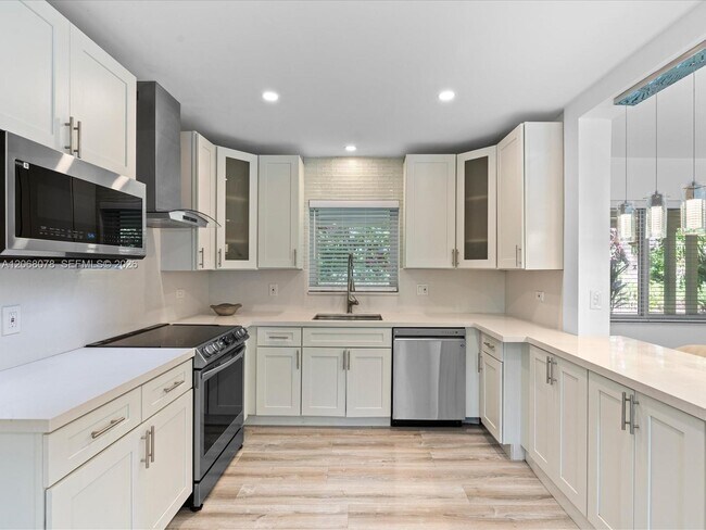 Building Photo - 5406 S Le Jeune Rd