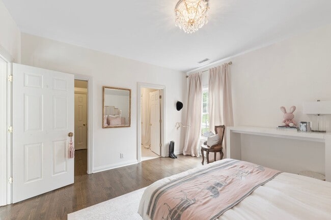 Building Photo - Luxury Furnished Home