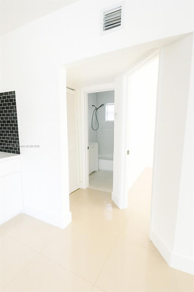 Building Photo - 724 NW 3rd Ct