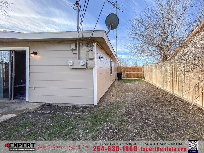 Building Photo - 2 bedroom/ 1 bath with one car garage.