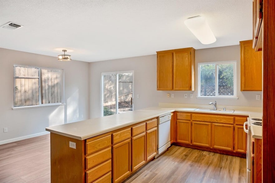 The view into the kitchen & dining room. - 3038 Courtside Dr