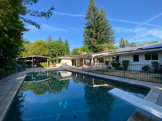 Building Photo - 1217 W Tenaya Way