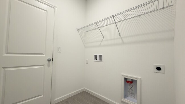 Building Photo - 9230 Country House Dr