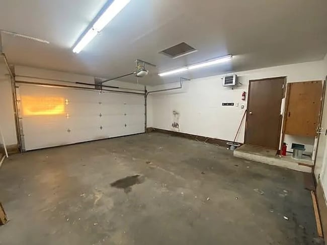 Building Photo - Cozy Abbott Loop Single Family Home w/ Gar...