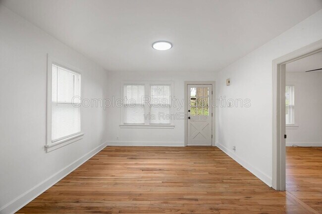 Building Photo - 10030 Bon Oak Dr