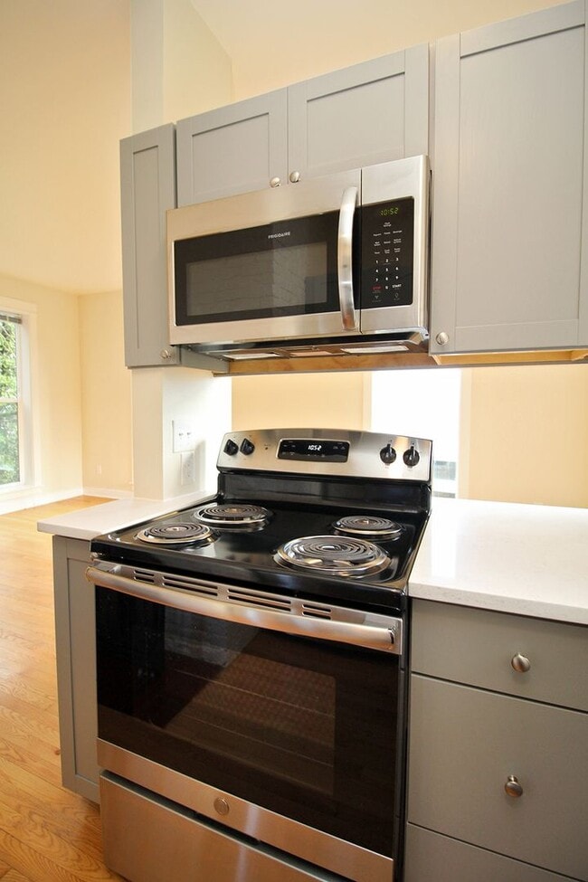 Building Photo - 2400 SW Hoffman Ave