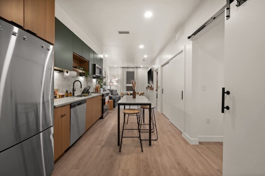 Building Photo - 646 S 400 W