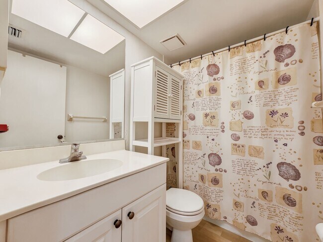 Building Photo - 2 bed 2 bath annual rental *** First floor condo *** Kings Lake Community