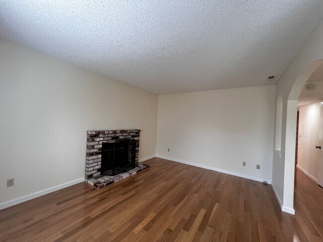 Building Photo - Spacious 3 bedroom 1.5 bath