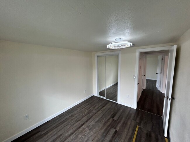 Building Photo - 1525 W Orangeburg Ave