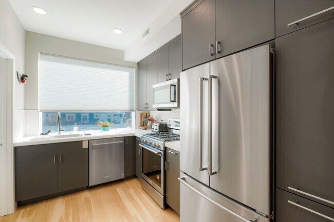 Building Photo - Modern Townhome ~ Rooftop Deck ~ Mountain View!