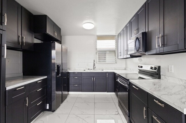 Building Photo - Freshly Remodeled Waipahu Condo | Pearl Harbor Views