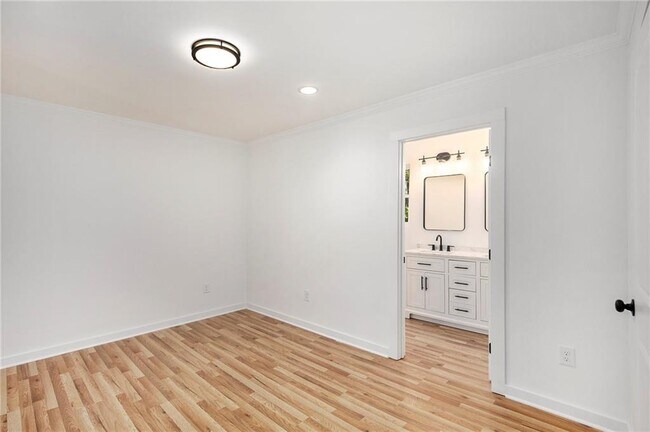 Building Photo - 3220 Sweetbriar Dr