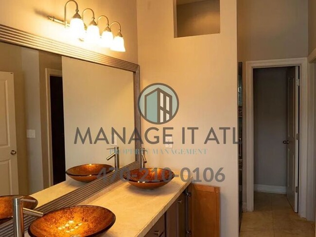 Building Photo - Modern 3 Bedroom Townhome in Peachtree Cor...