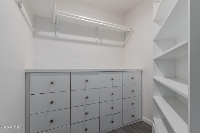 Building Photo - 481 W Half Moon Way