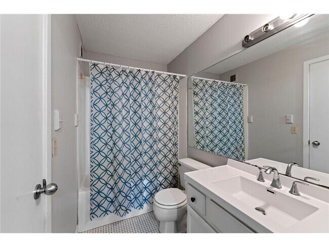 Building Photo - 433 S 7th St