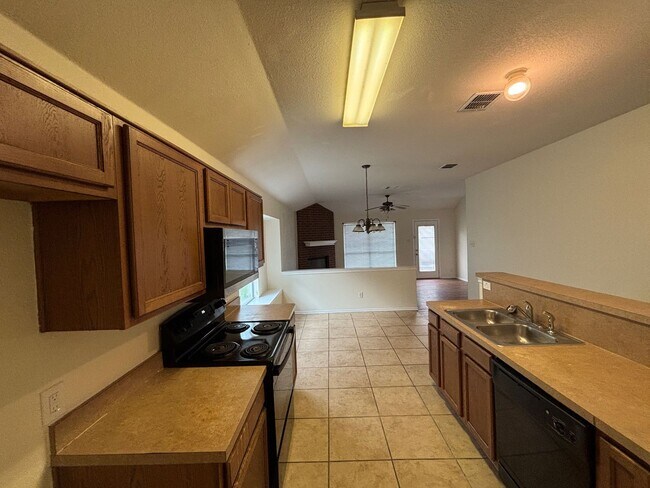 Building Photo - Move in Ready - 3 bedroom 2 bath 2 car garage