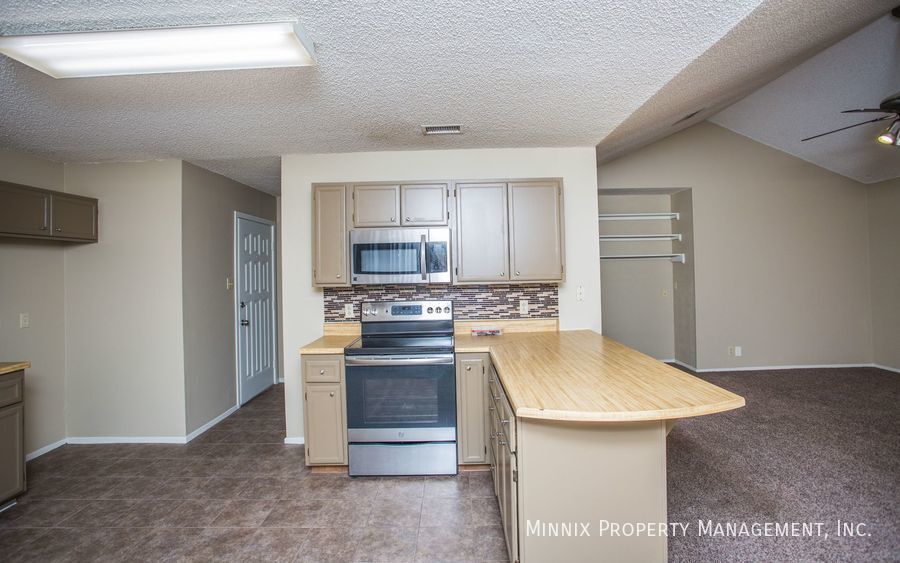 Building Photo - 4701 Country Club Dr