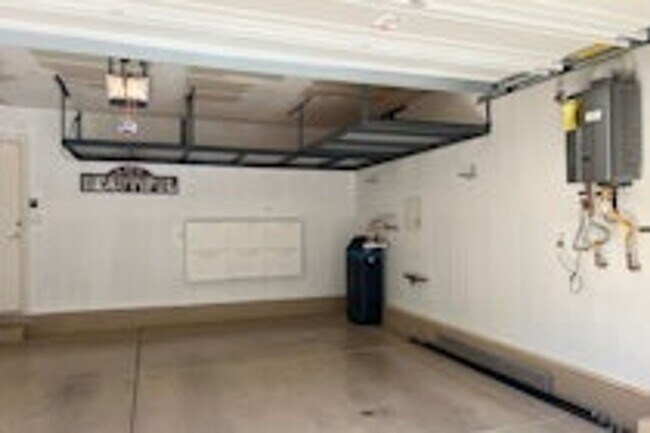 Building Photo - MUST SEE 3 Bedroom Home near Lone Mountain!