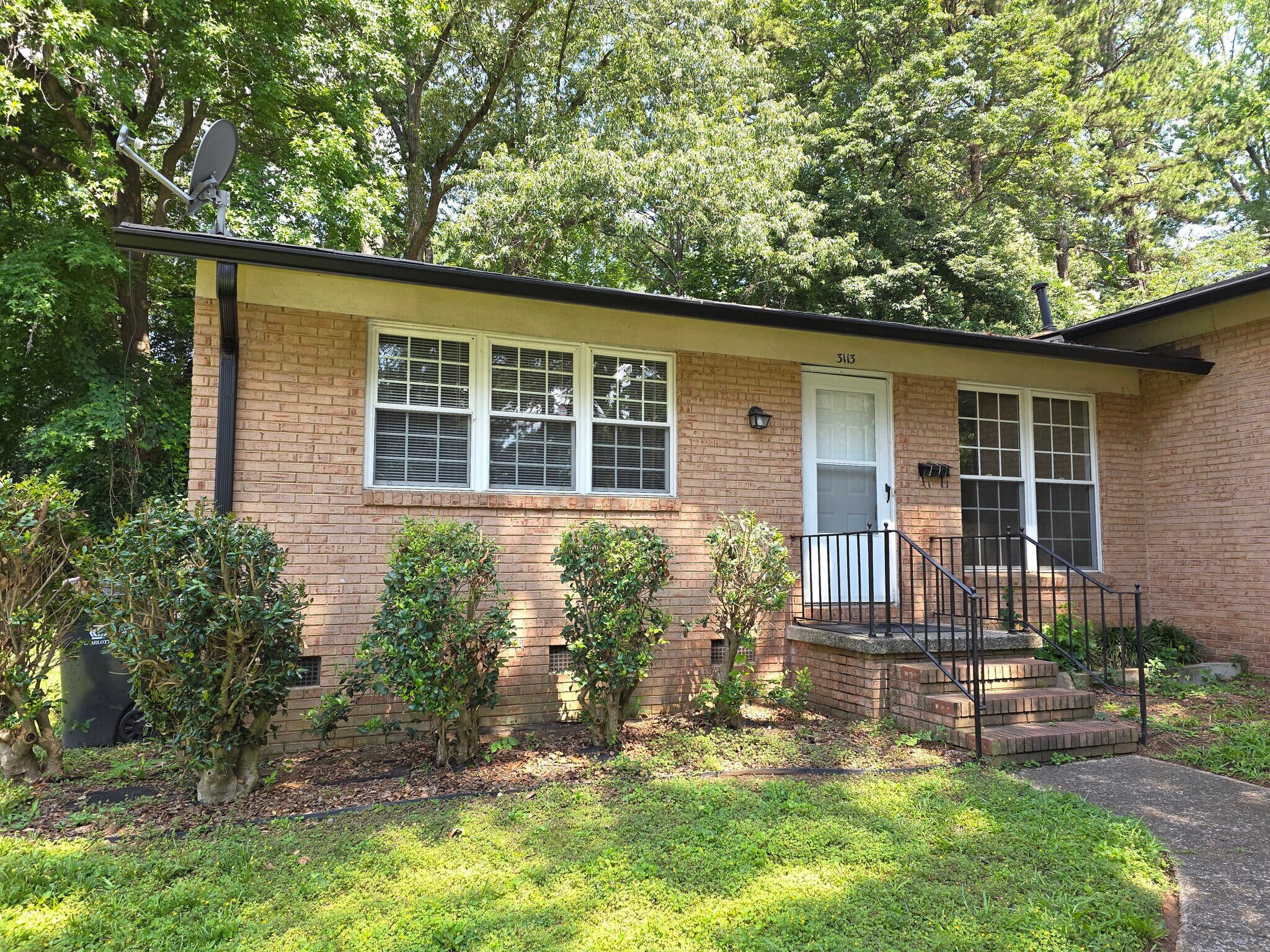 Building Photo - 3113 Erskine Dr