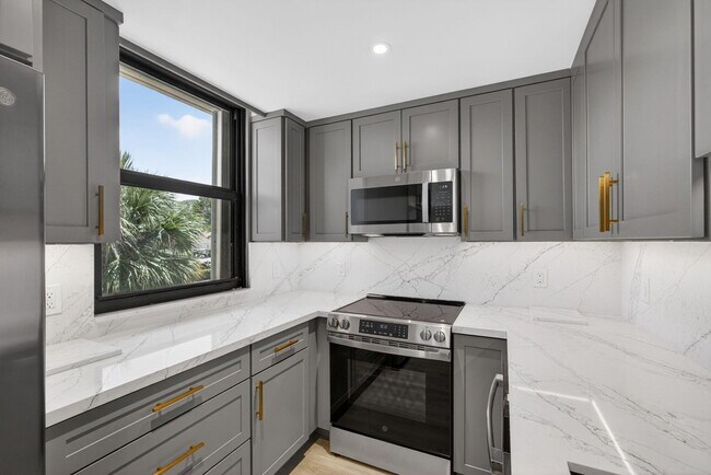 Building Photo - 136 Lakeshore Dr