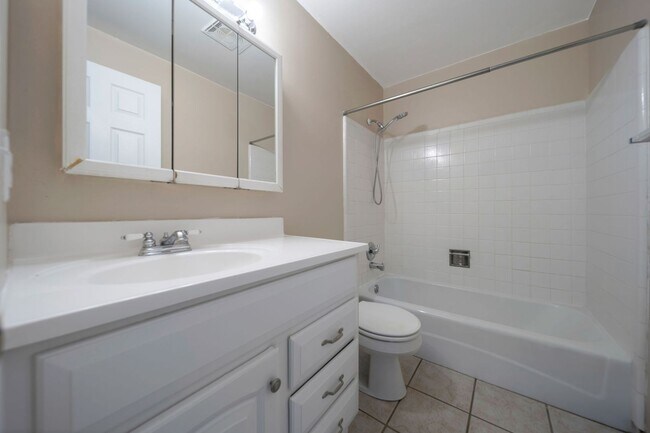 Building Photo - Charming Condo in Meadowbrook Village w 1 ...