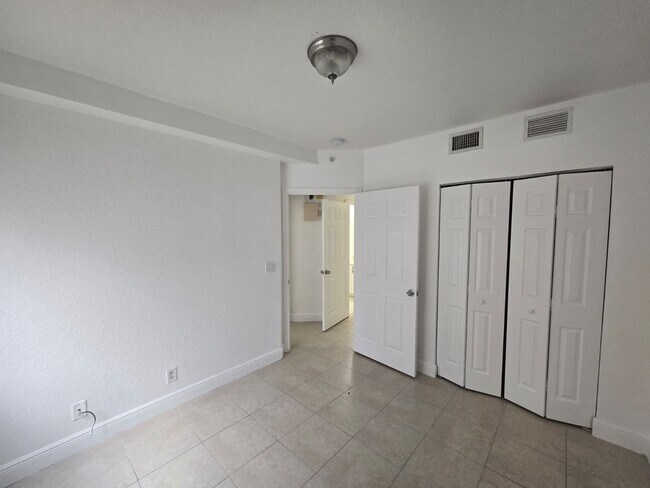 Building Photo - 3 Bedroom Townhome in West Palm Beach