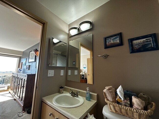 Building Photo - Fully Furnished Downtown Everett Condo wit...