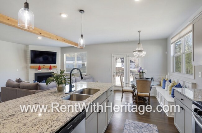 Building Photo - Custom DR Horton Home in Popular Overlook at Camp Creek/ Attention to Detail / Fantastic Location