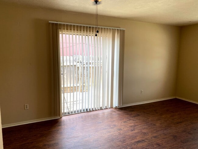 Building Photo - 2/1 Duplex Available 7/29/2026!