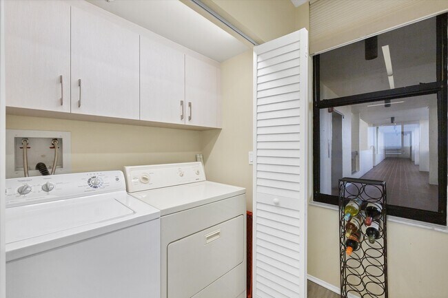 Building Photo - 1930 Harbourside Dr