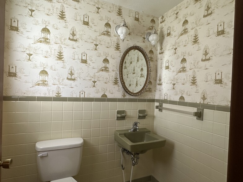 1/2 Bath - 3655 W Allens Bridge Rd