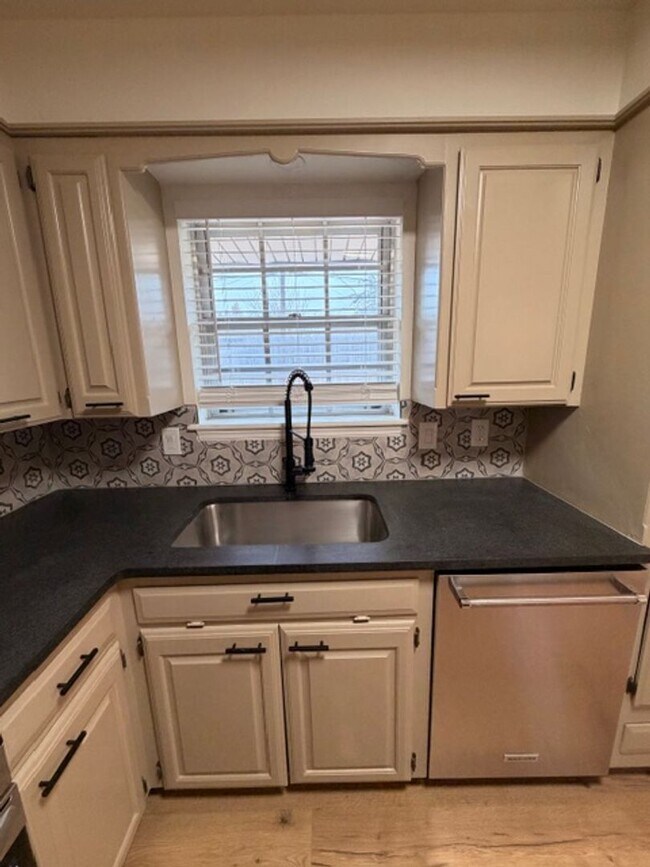 Building Photo - Rollingwood Neighborhood