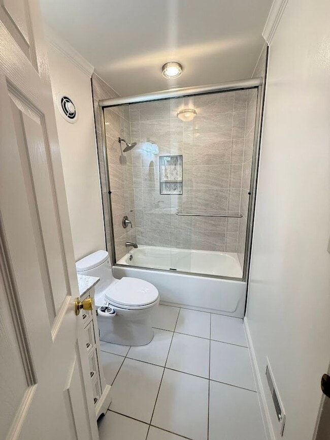 Building Photo - Charming 3-4 Bed/3 Bath Home in Belmont wi...