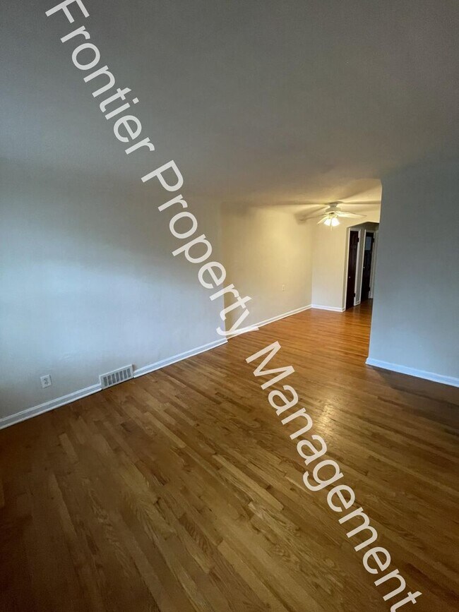 Building Photo - Charming 1-Bedroom Apartment