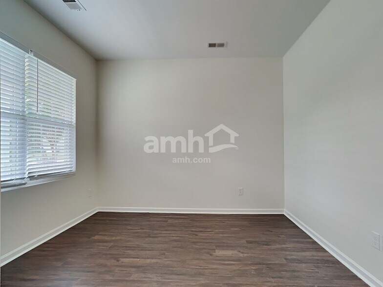 Building Photo - 136 Weeping Cypress Dr