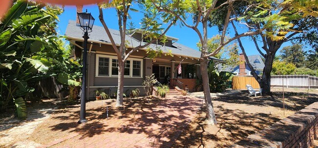 Building Photo - Large Home in heart of downtown yet close to campus and stores