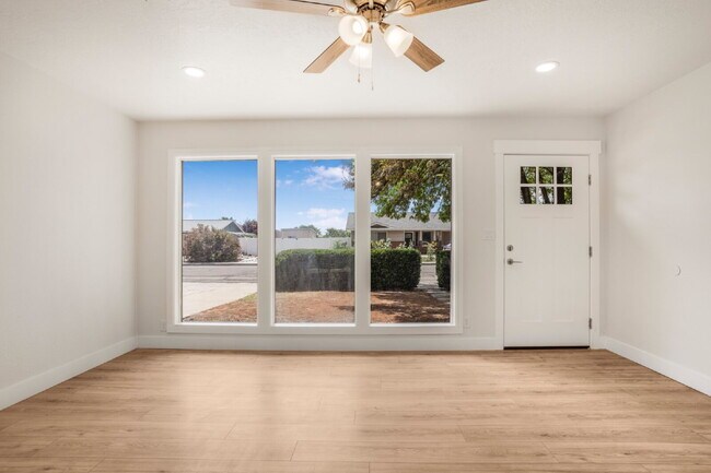Building Photo - "Charming Newly Remodeled 4-Bed Oasis Touc...