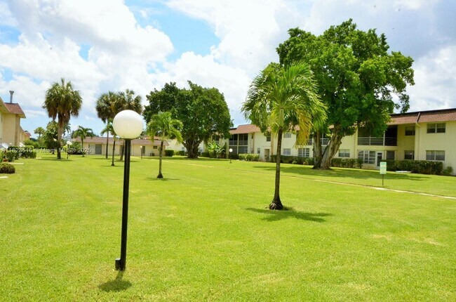 Building Photo - 9855 Sandalfoot Blvd