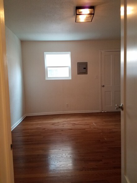 Building Photo - 2102 S Palm Grove Ave