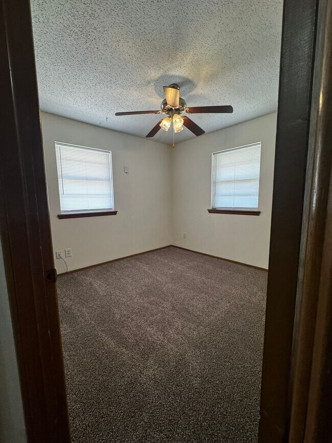 Building Photo - (3) Bed/(2) Bath with (2) Living Areas in MWC Avail NOW!