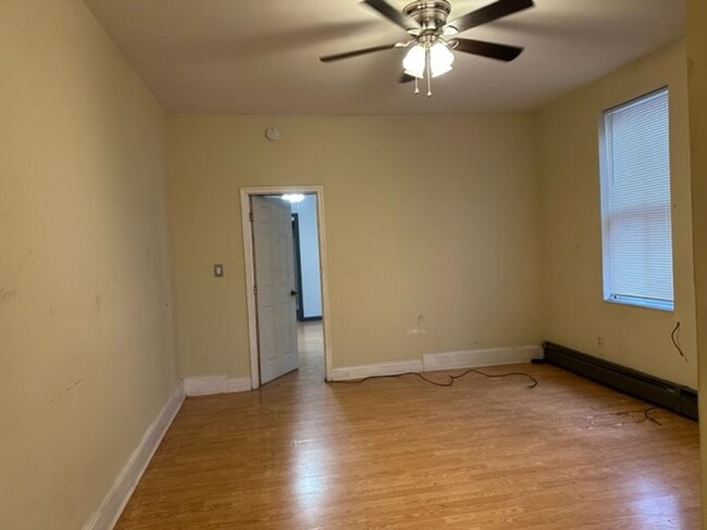 Building Photo - 1st Floor 1 Bedroom 1 Bathroom Apt Located...