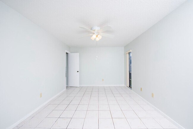 Building Photo - Cute 4/2 House In Buenaventura Lakes for Rent