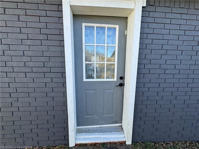 Building Photo - 107 S Oak St