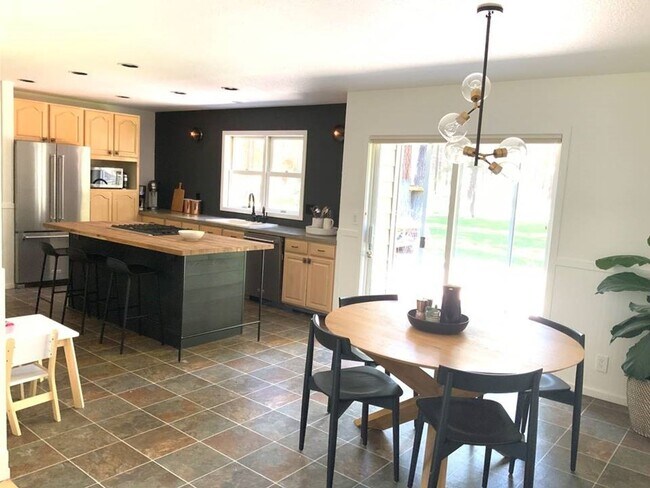 Building Photo - 3 Rivers - Wonderful 3 Bedroom home availa...