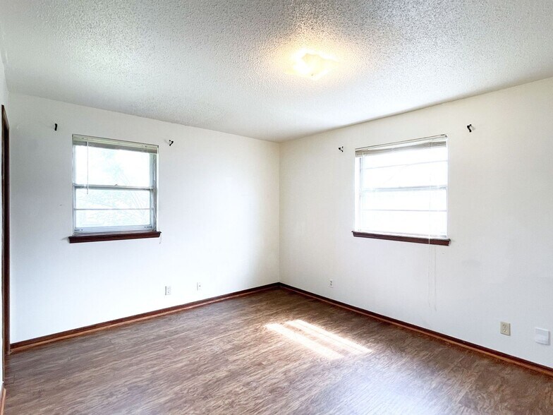 Building Photo - 4841 Newport Dr