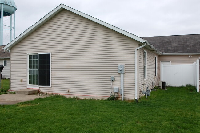Building Photo - Nice 2-Bedroom Duplex on Tanglewood Drive in Goshen