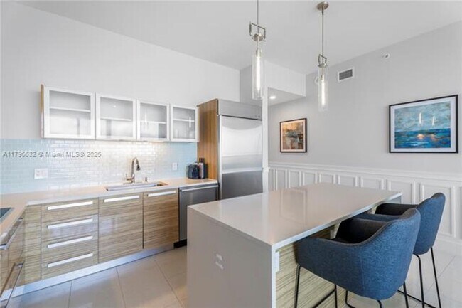 Building Photo - 2020 N Bayshore Dr