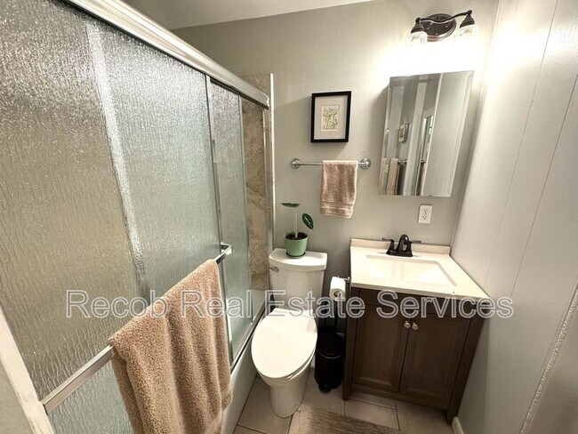 Building Photo - 3452 Lockwood Dr